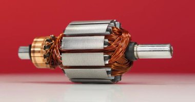 Küçük ev aletlerindeki bakır bobinli elektrikli motordan pervane veya armatür kırmızı arka planda döner