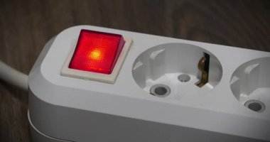 Fiş kırmızı güç ve gösterge üzerinde beyaz elektrikli portatif soket içine yerleştirilir