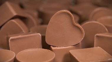 Sevgililer Günü için nefis bir hediye. Farklı şekillerde çikolatalı şekerler, kalp şeklinde olanlar da dahil. Tatlılık, zevk ve aşk