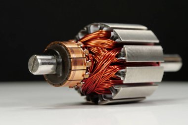 Ev aletlerinden bakır bobinli elektrikli motor pervanesi, yakın çekim fotoğraf.
