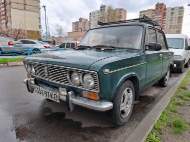 KYIV, UKRAINE, 5 Nisan 2025: Eski Sovyet yolcu otomobili Zhiguli, Sovyetler Birliği 'nde AvtoVAZ tarafından üretilmiştir.