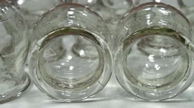 Tıbbi amaçlar için cam bardaklar, rehabilitasyon, artan kan akışı, lenfatik drenaj, sırt tedavisi. Halk dilinde kullanılan alternatif ilaçlar masaj ve vakum terapisi.