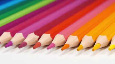 Farklı renklerde güzel yeni kalemler