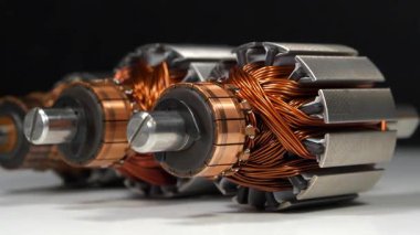 Küçük ev aletlerinden bakır bobinli elektrik motorları ya da pervaneleri.