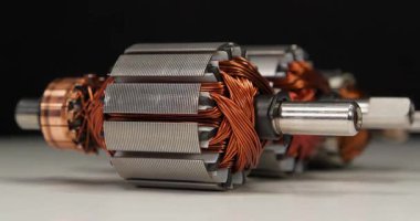 Küçük ev aletlerinden bakır bobinli üç pervane motor, yani iki perküsyon masaj aleti ve daldırma mutfak blenderi, siyah arkaplan üzerine yakınlaştırma videosu.