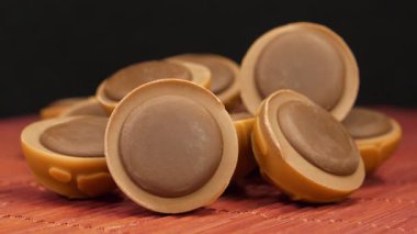 Lezzetli çikolata şekeri. İki çeşit çikolatalı şekerler, uzaklaşma videosu.