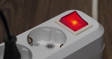 Kırmızı enerjili elektrik taşınabilir soket ve prize takılı, yakınlaştırma videosu ile gösterge üzerinde