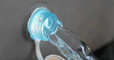 Açık hava yüzme havuzundan akan su. Çerçeve havuzundan su çekiliyor