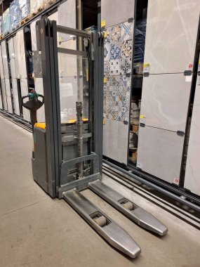 KYIV, UKRAINE, HAZİRAN 31, 2025: İnşaat hipermarketinde bir forklift malların arasında duruyor