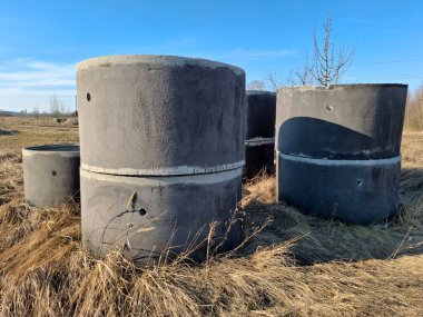 İnşaat işleri için güçlendirilmiş beton halkalar. Su ve kanalizasyon. Güçlendirilmiş beton halkalar kuyu yapımında kullanılan özel yapılardır.