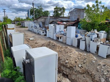 Çalışmayan tekniklerin resepsiyonunda çamaşır makineleri ve buzdolabı. Eski ev aletleri sökülecek, metallere göre sınıflandırılacak ve geri dönüşüme gönderilecek.