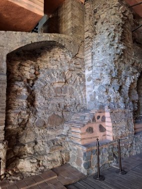 Golden Gate - Kievan Ruslarının başkenti Kyiv 'in 11. yüzyıl tahkimatlarının ana kapısı. Eski şehir kalesindeki tarihi geçit, antik tuğla işi, Ukrayna, Kyiv 'deki Altın Kapı' nın gerçek antik duvarları.