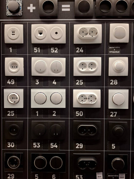 УКРАИНА, КИЕВ, 31 января 2025 года: Электрические выключатели света и мыло в электрической секции строительного гипермаркета