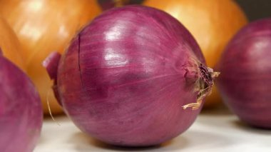 Ampul soğanı ve kırmızı soğan, ayrıca mor soğan olarak da bilinir. Soğan - sağlık için yararlı özelliklere sahip çok sağlıklı bir ürün, yakın çekim video