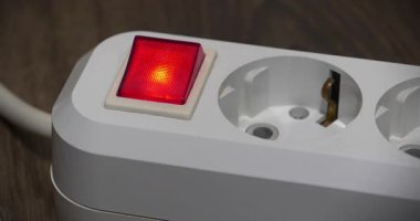 Kırmızı enerjili beyaz taşınabilir soket ve gösterge üzerinde, yakınlaştırma videosu