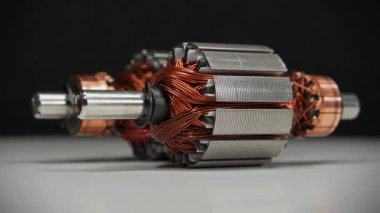 Küçük ev aletlerinden, yani perküsyon masajcılarından, elektrik motorlarından bakır bobinli iki pervane veya armatür.