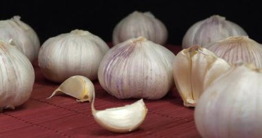 Sarımsak - sağlık için birçok yararlı özelliği olan sebze. Antiseptik, mikroplar ve patojenler ile mücadele, viral hastalıklar için belirtilmiş.