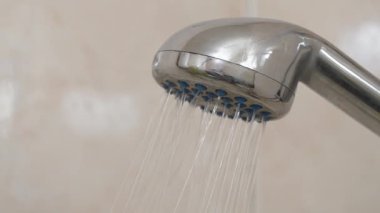 Su duş başlığından sesle akar. Banyoda duş başlığı, ses ile yakın çekim video