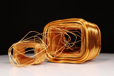 Bakır virajlar elektrik transformatörlerinden farklı boyutlarda. Bakır, cuprum - kimyasal element