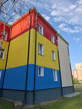 Okul binasının çok renkli yüzü