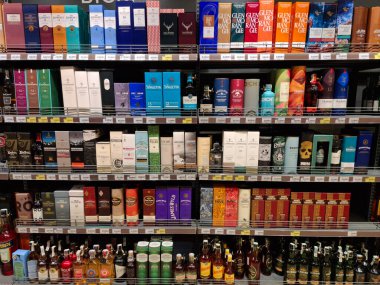 KYIV, UKRAINE, 20 Eylül 2025: Süpermarket raflarında alkol ürünleri. Çeşitli alkollü içecekler bir mağazanın içki reyonunda raflarda duruyor.