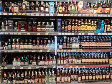 KYIV, UKRAINE, 20 Eylül 2025: Süpermarket raflarında alkol ürünleri. Çeşitli alkollü içecekler bir mağazanın içki reyonunda raflarda duruyor.