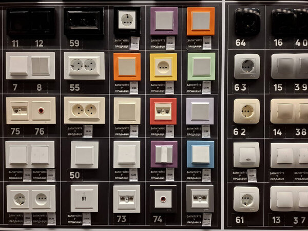 КИЕВ, УКРАИНА, 31 ЯНВАРЯ 2025: Многие электрические выключатели и розетки в электрической части строительного гипермаркета