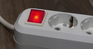 Kırmızı enerjili beyaz taşınabilir soket ve gösterge, yakın çekim video