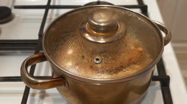 Et pirzolaları tencerede pişirilir. Kapağı kapalı bir tencere. Pişirmek, et pişirmek. Et köfteleri metal tencerede kaynar suyla pişirilir.