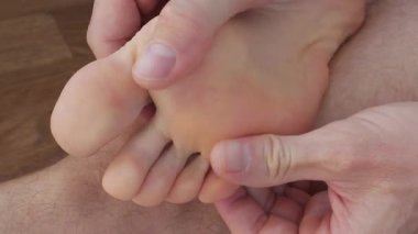 Ayak ve ayak parmaklarına masaj, bir dakika rahatlama videosu. Adam güzel ayağına masaj yapıyor. Aküpres. Ayak masajı, tek ayak. Mükemmel seksi ayak ve parmaklar. İdeal yakışıklı erkek bacakları.