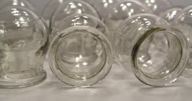 Tıbbi amaçlar için cam bardaklar, rehabilitasyon, artan kan akışı, lenfatik drenaj, sırt tedavisi. Halk dilinde kullanılan alternatif ilaçlar masaj ve vakum terapisi.