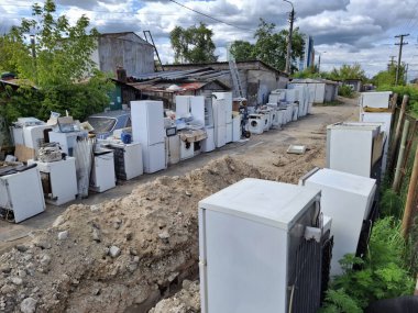 Çalışmayan tekniklerin resepsiyonunda çamaşır makineleri ve buzdolabı. Ev aletleri sökülecek, metallere göre sınıflandırılacak ve geri dönüşüme gönderilecek.