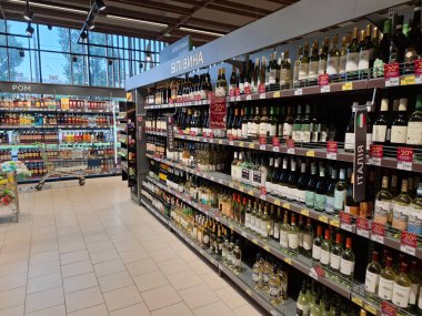 KYIV, UKRAINE, 20 Eylül 2025: Süpermarket raflarında alkol ürünleri. Çeşitli alkollü içecekler bir mağazanın içki reyonunda raflarda duruyor.