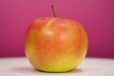 Olgun kırmızı, yuvarlak, taze elma, yakın plan fotoğraf.