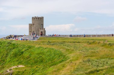 Moher, İrlanda 'nın Kayalıkları - 7 Temmuz 2007: İrlanda' daki Moher Kayalıkları 'ndaki O' Brien 's Tower' ı ziyaret eden turistler