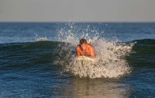 Joven Surfista Tabla Montando Una Ola Océano Imagen de archivo