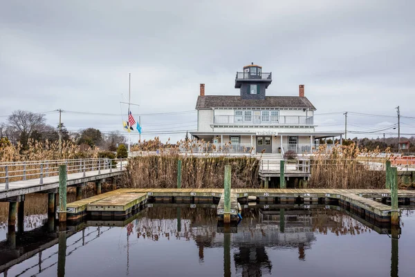 位于新泽西州塔克顿的塔克岛海滩复制灯塔位于波哈洞湖畔的海港 免版税图库照片