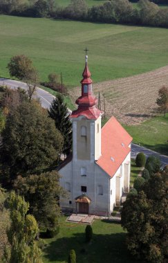Hırvatistan 'ın Mali Raven kentindeki İsa' nın Kutsal Kalbi Kilisesi ve Aziz Ladislaus Kilisesi