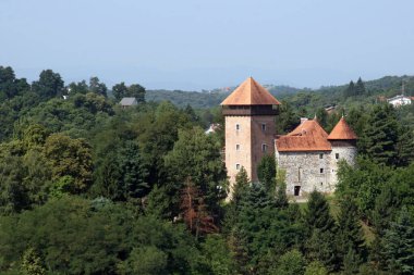Eski Dubovac kasabası Hırvatistan 'ın Karlovac kentine bakıyor