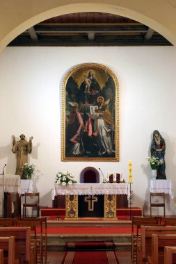 Hırvatistan 'ın Funtana kentindeki St. Bernard kilisesinin ana mihrabı.