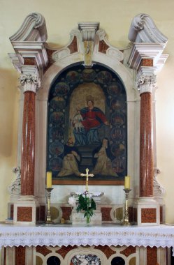 Hırvatistan 'ın Funtana kentindeki St. Bernard kilisesindeki Kutsal Tespih Kraliçesinin sunağı.