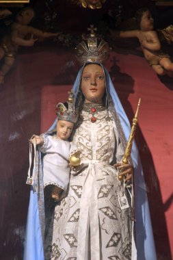 Scapular 'ın Hanımı, Hırvatistan' ın Jastrebarsko kentindeki Kutsal Bakire Meryem Kilisesi 'ndeki Meryem Ana' nın sunağında heykel.