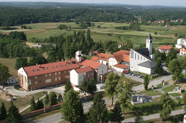 克罗地亚Lasinja的Padua圣安东尼教区教堂和耶稣之心之女修道院 — 图库照片