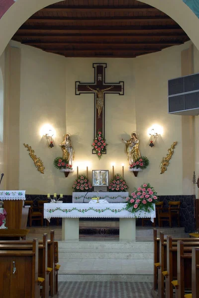 克罗埃西亚克拉瓦尔斯科区圣十字升天教区教堂的主要祭坛 — 图库照片