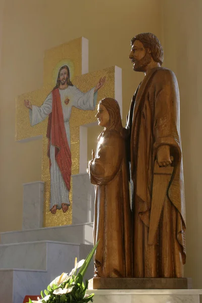 圣约瑟和孩子耶稣是克罗地亚卡尔洛瓦茨耶稣圣心教区教堂的主要祭坛 — 图库照片