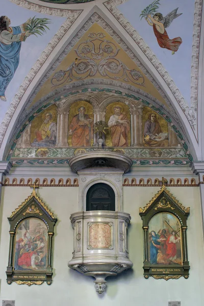 克罗地亚卡尔洛瓦茨圣三位一体教区教堂的讲坛 — 图库照片