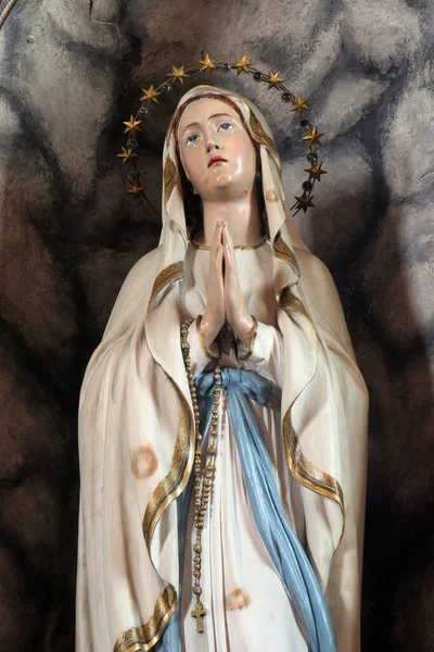 Lourdes夫人 克罗地亚卡尔洛瓦茨三王教区教堂的雕像 — 图库照片