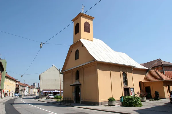 クロアチアのカルロヴァツにある3人の王の教区教会 — ストック写真