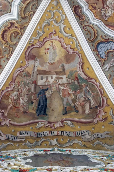 Antun Pozojevic牧师和Karlo Erdody伯爵与民众一起在克罗地亚Kutina的新教堂前 在克罗地亚Kutina的雪夫人教区教堂的壁画前 — 图库照片