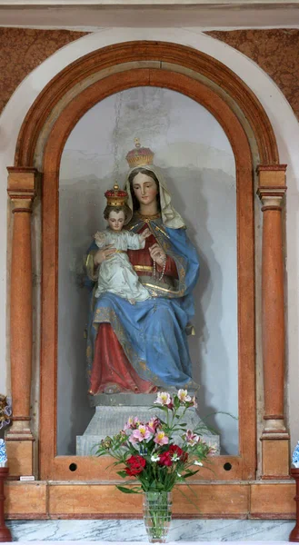 圣母玛利亚和孩子耶稣在克罗地亚Fuskulin的St Roch教区教堂 — 图库照片
